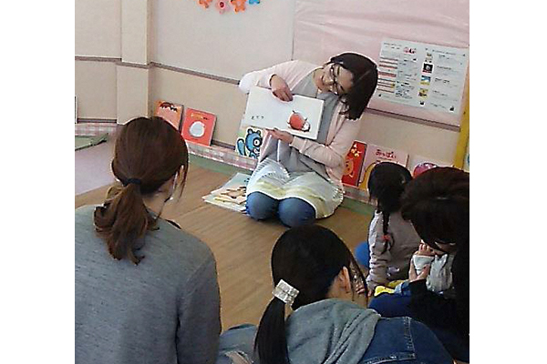 絵本読み聞かせ